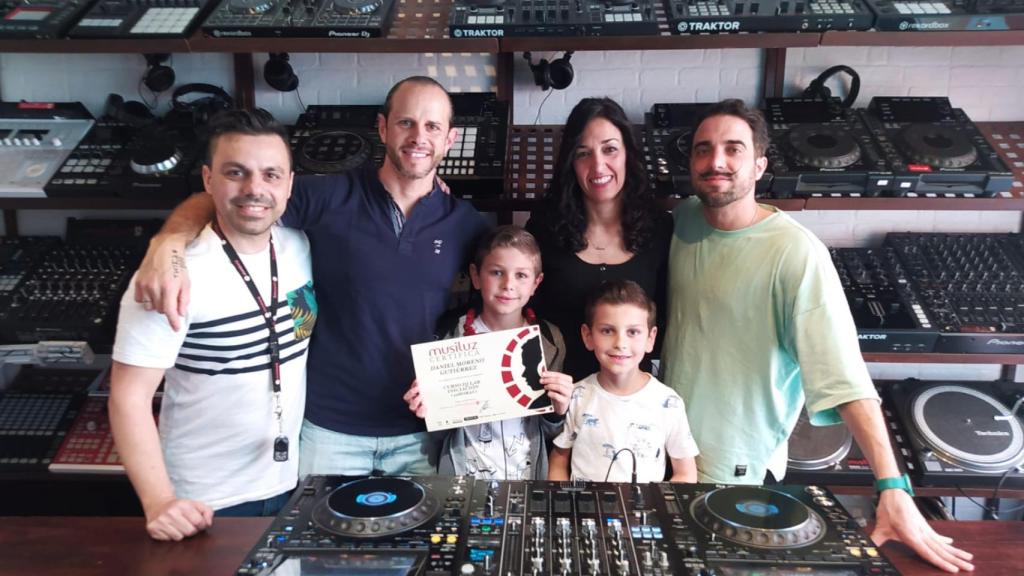 Dani con su título y su familia.