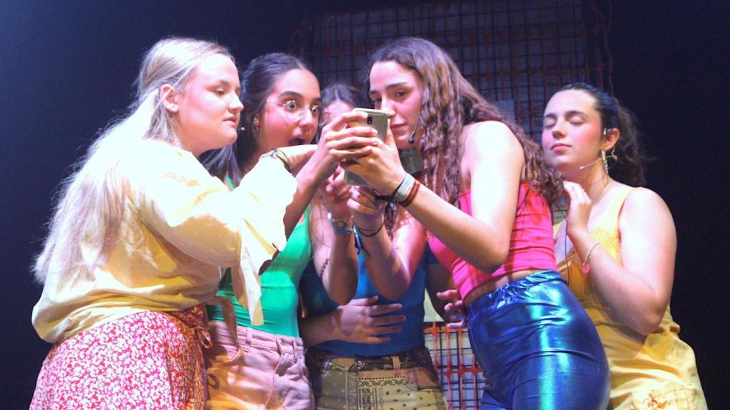 El Colegio San Agustín de Alicante presenta en la Trobada su 'North Side Story'.