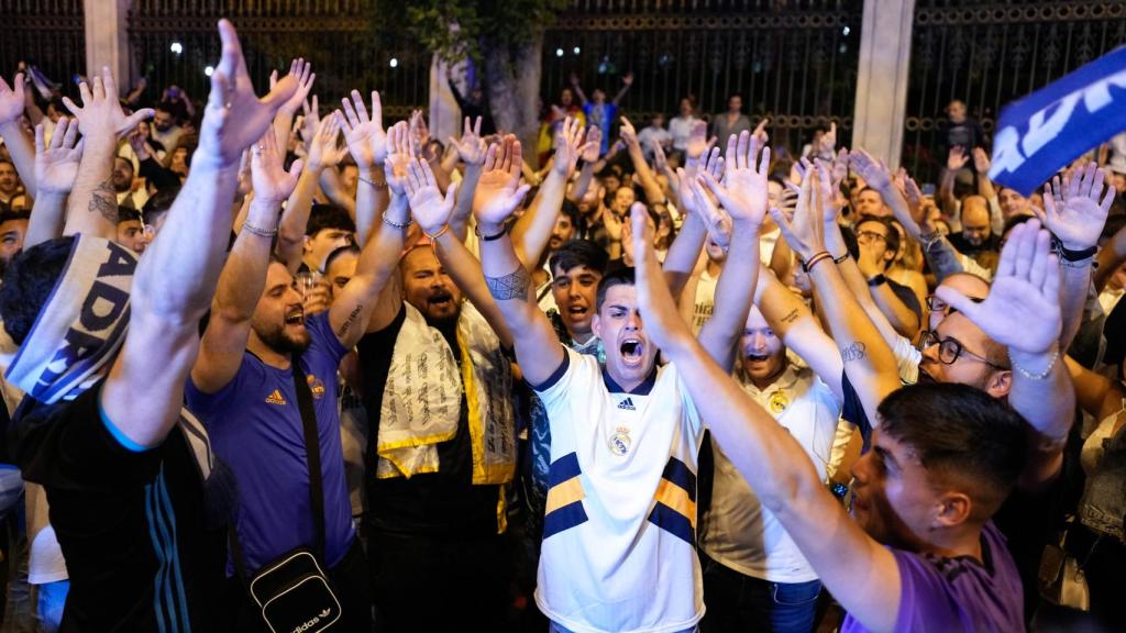 Los seguidores del Real Madrid celebran la victoria del equipo en Cibeles.