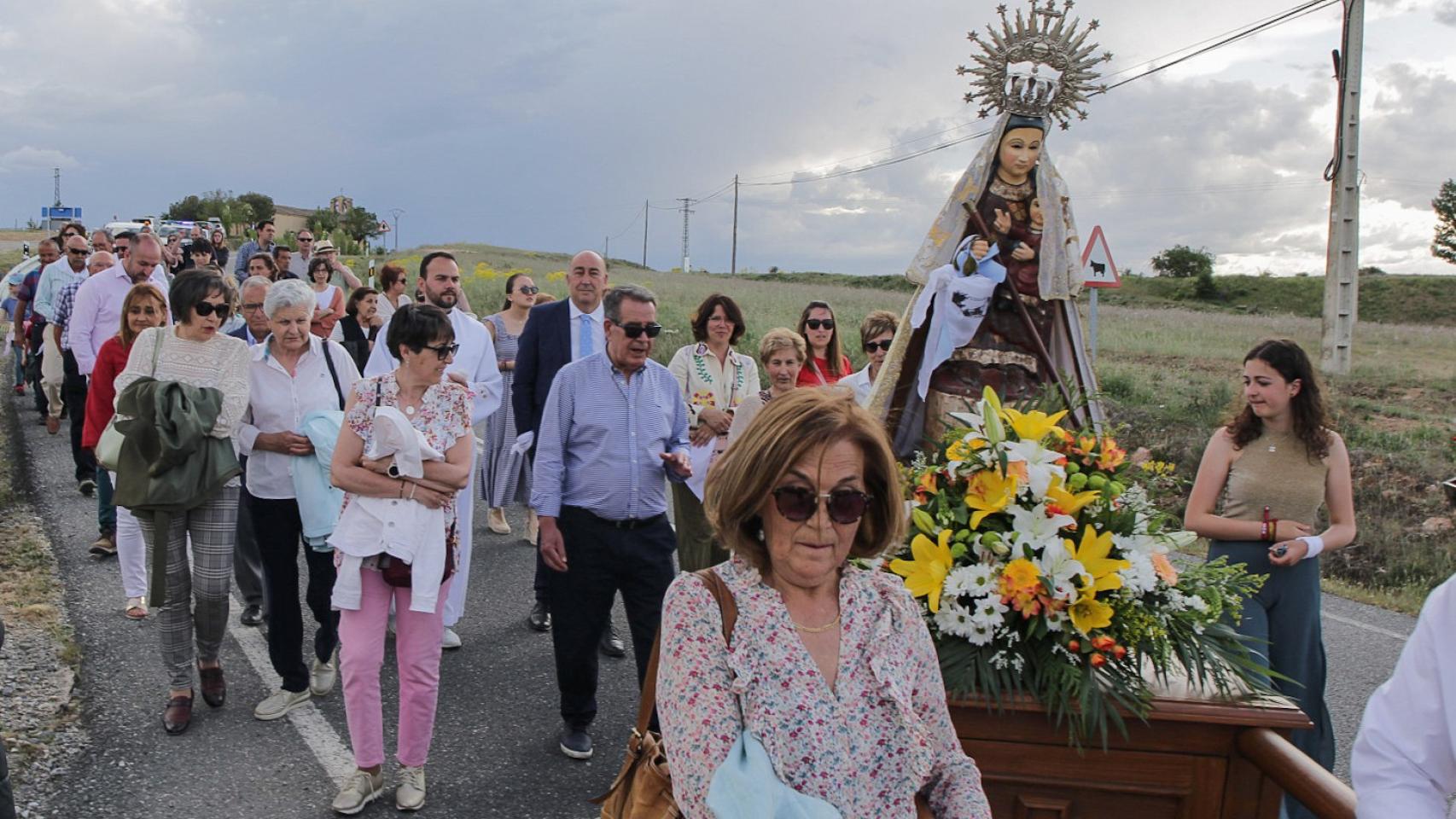 El presidente de la Diputación de Segovia acompañando a la Virgen de Veladíez hasta la ermita