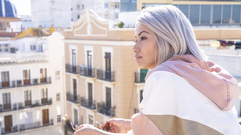 Mujer joven con canas (Istock)