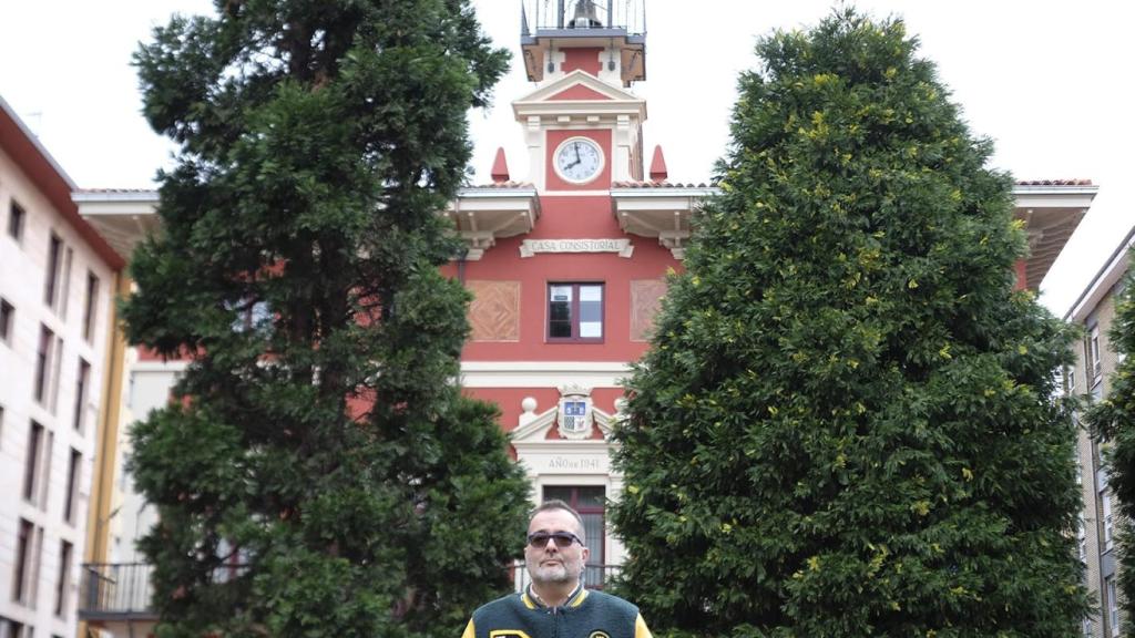 Roberto García con el Ayuntamiento de Langreo de fondo