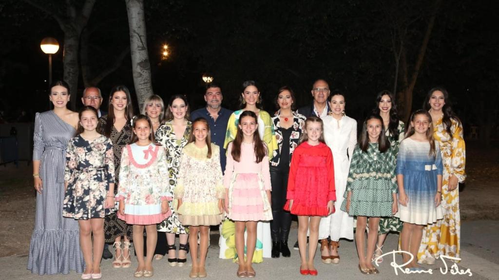 La corporación municipal con las Belleas del Foc adulta e infantil.