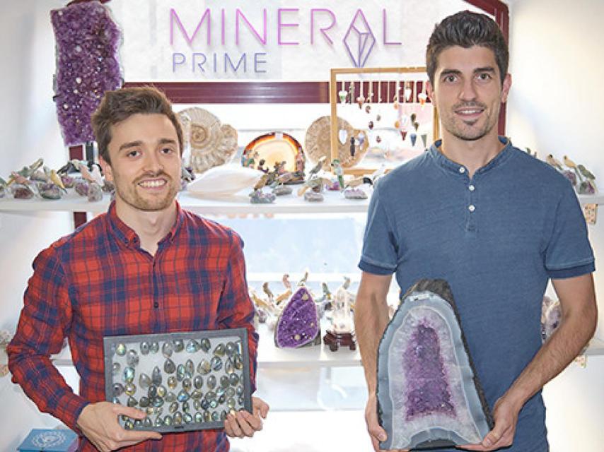Kevin González (izquierda) y Jorge Villa (derecha), vendedores de meteoritos