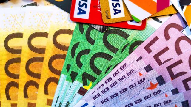 Los veinteañeros estafadores conseguían su ganancia al cambiar billetes reales por falsos.