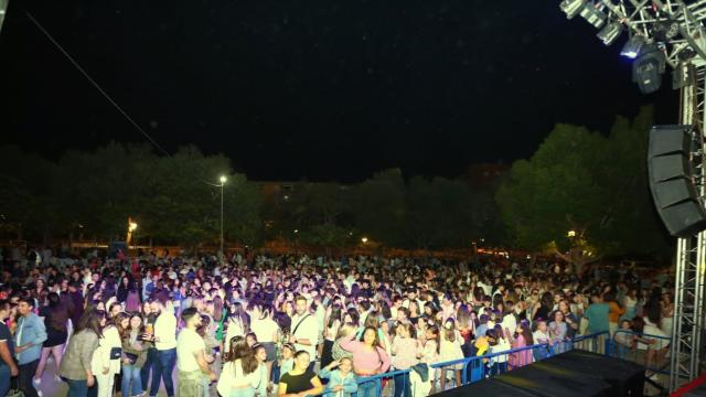 Miles de personas participan en la fiesta de homenaje al fuego.