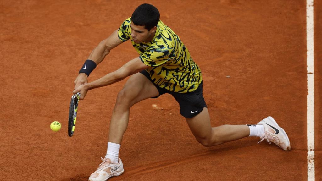 Carlos Alcaraz realiza un golpe en la final del Mutua Madrid Open.