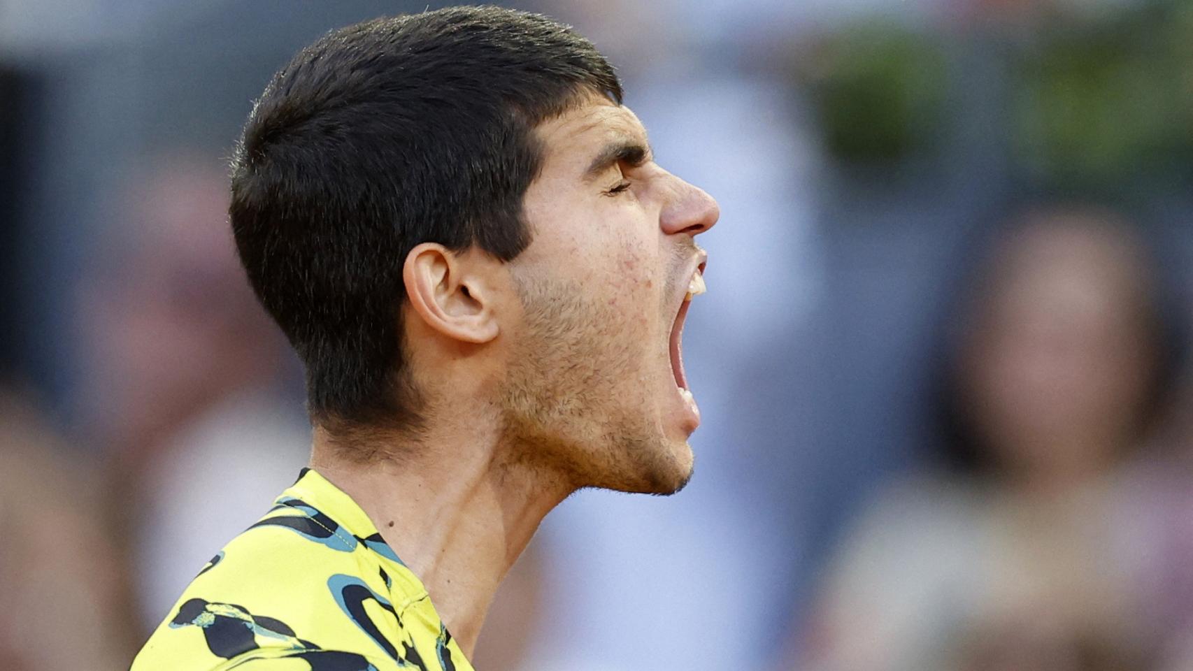 Carlos Alcaraz celebra su victoria en el Mutua Madrid Open.