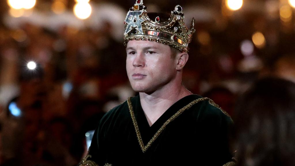 Saúl 'Canelo' Álvarez, entrando al ring con su corona