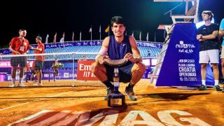 Carlos Alcaraz, posando con el trofeo del ATP 250 de Umag en 2021