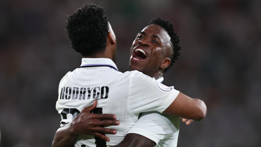 Abrazo entre Vinicius y Rodrygo para celebrar un gol en la final de la Copa del Rey 2022/2023