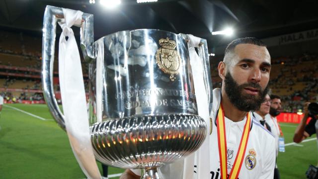 Karim Benzema, con el trofeo de la Copa del Rey conquistado en la temporada 2022/2023