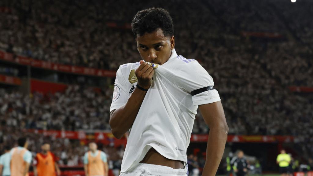 Rodrygo, besándose el escudo del Real Madrid tras marcar en la final de Copa