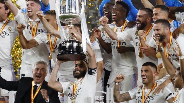 El Real Madrid celebra la Copa del Rey 2023 en el Estadio de La Cartuja.