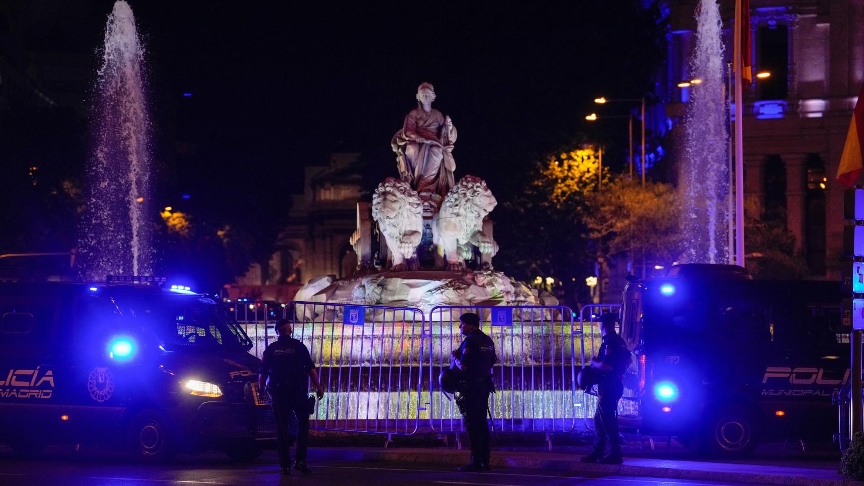 La Fuente de Cibeles, custodiada por la Policía.
