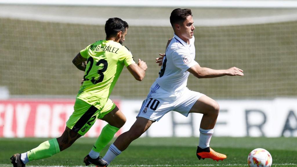 Sergio Arribas intenta regatear a un rival.