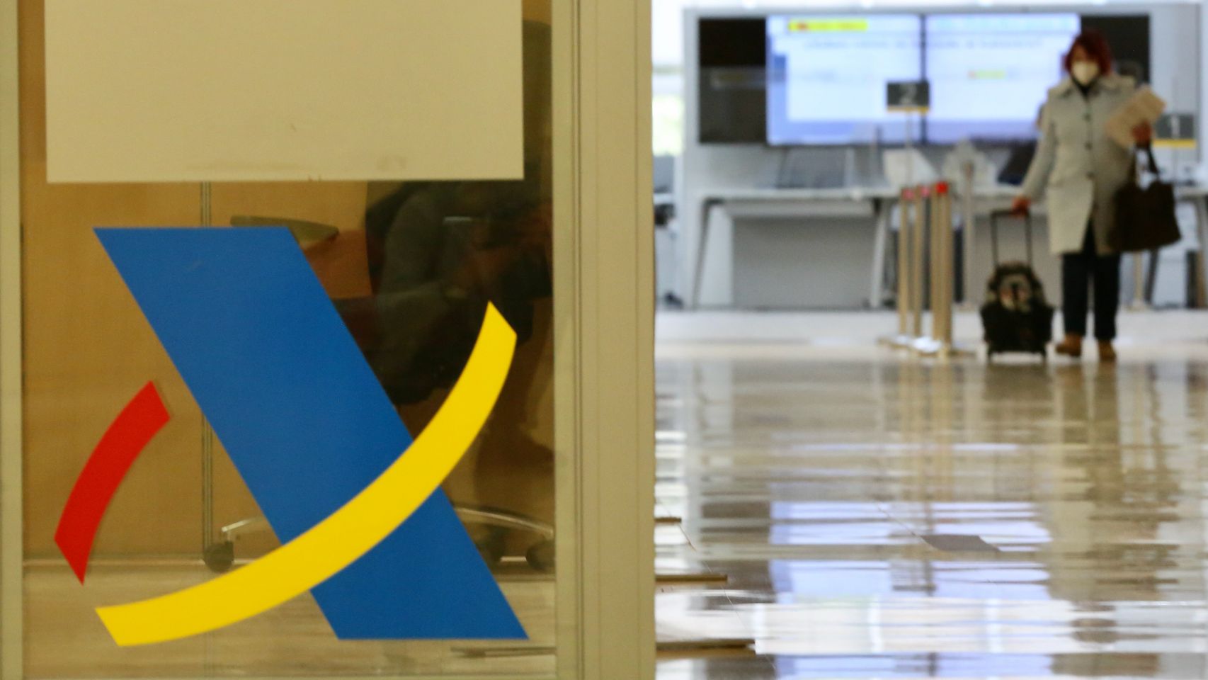 Logotipo de la Agencia Tributaria en una mampara en una oficina de dicha agencia en Madrid.