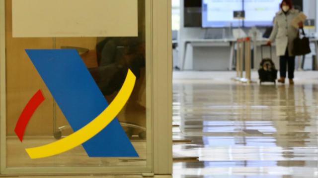 Logotipo de la Agencia Tributaria en una mampara en una oficina de dicha agencia en Madrid.