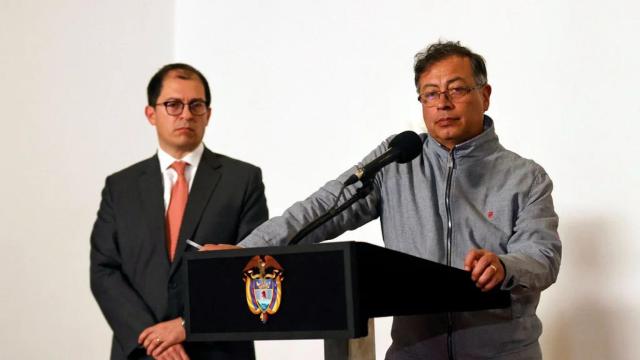 Gustavo Petro, presidente de Colombia (d), y el fiscal general, Fernando Barbosa (i).