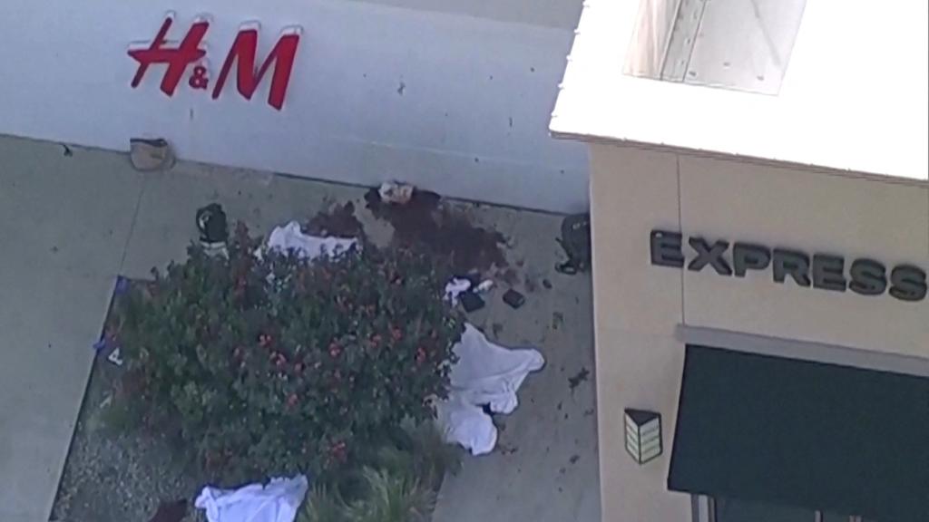 Varias víctimas mortales yacen en el suelo, a las puertas del centro comercial de Allen.