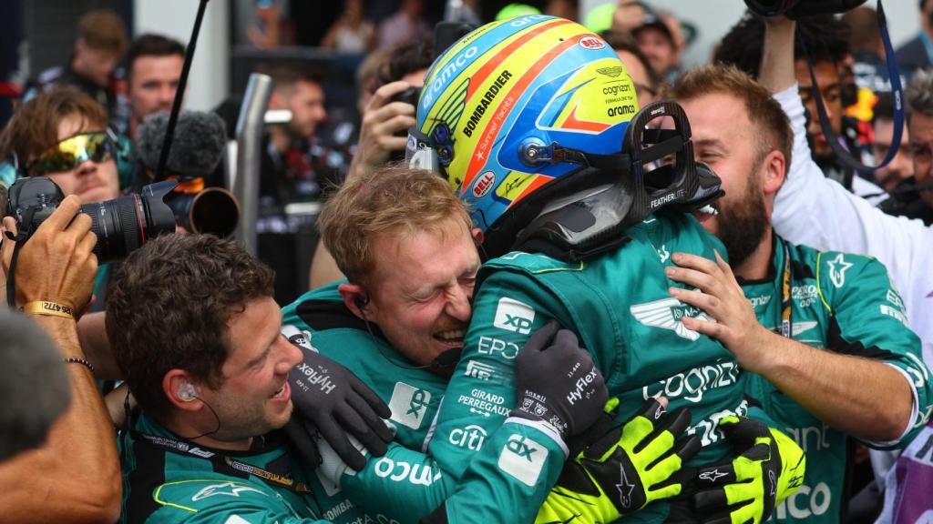 Fernando Alonso celebra el tercer puesto con sus ingenieros.