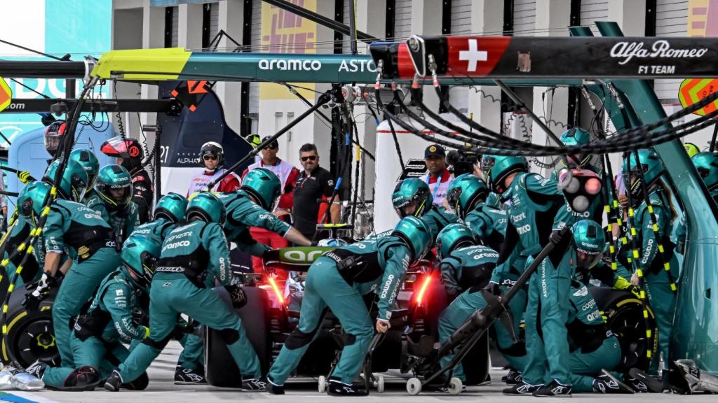 Fernando Alonso, en su entrada a boxes.