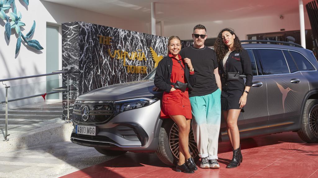 El diseñador David Catalán junto a dos miembros del personal del hotel que lucen los uniformes.