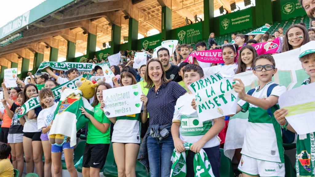 Más de 2.000 niños y niñas presencian el entrenamiento del equipo en el Martínez Valero.