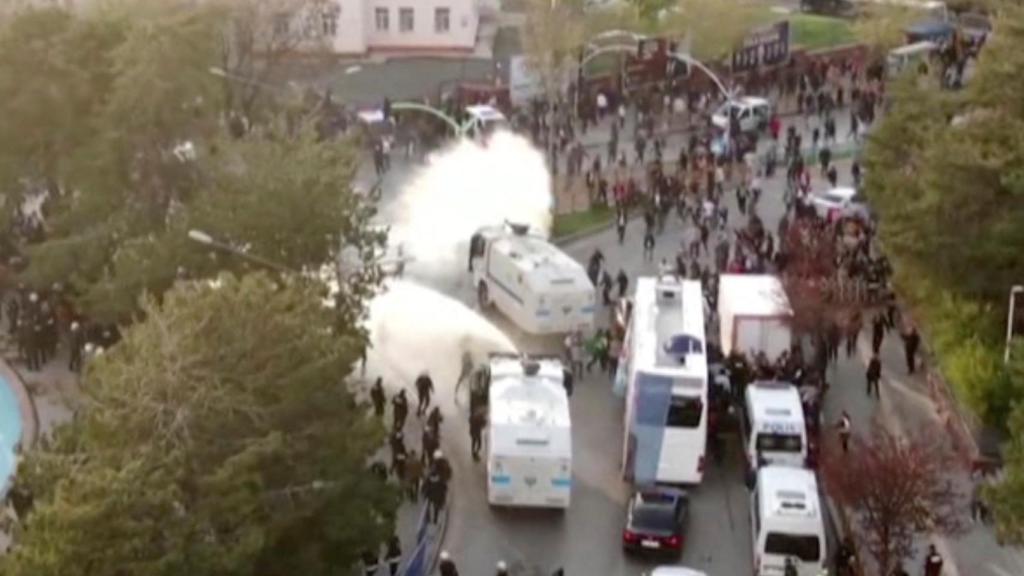La policía antidisturbios usa cañones de agua para dispersar a la multitud durante el mitin en Erzurum, este domingo.