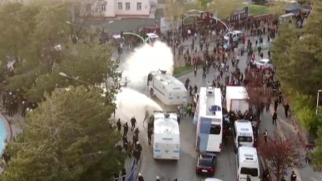 La policía antidisturbios usa cañones de agua para dispersar a la multitud durante el mitin en Erzurum, este domingo.