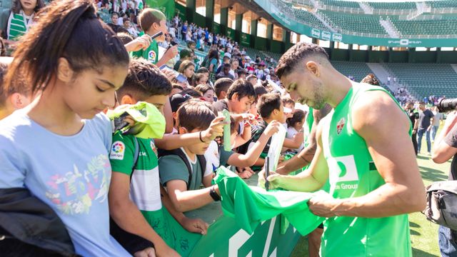 El Elche olvida las penas y se da un baño de masas con los escolares ilicitanos