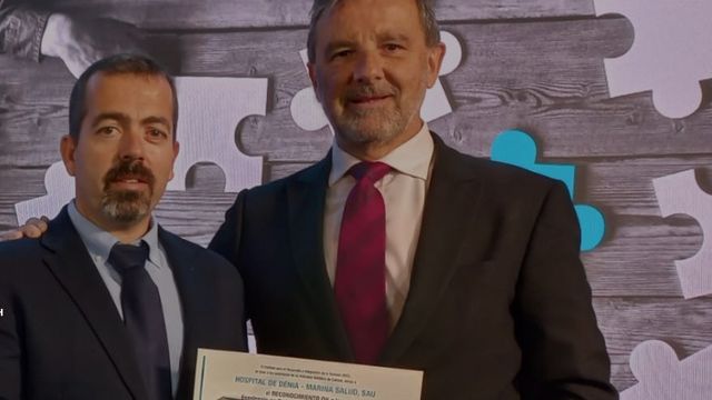 Javier Palau y Juan Manuel Lacalle, con el distintivo de calidad asistencial QH logrado el año pasado por el Hospital de Dénia con Marina Salud.