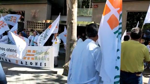 Varios médicos protestan en la tercera jornada de huelga convocada en la Sanidad valenciana.