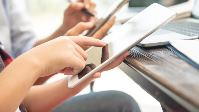 Un niño usando una tablet, en imagen de archivo.