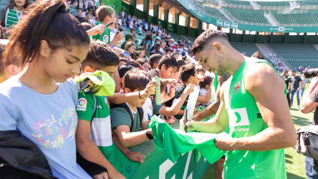 El Elche olvida las penas y se da un baño de masas con los escolares ilicitanos