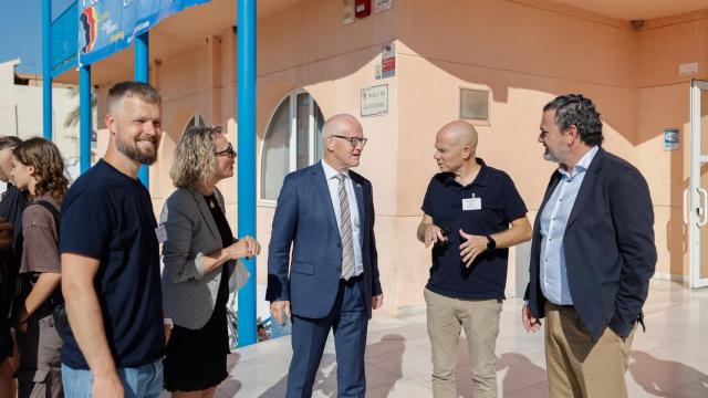 El embajador noruego en España, Nils Haugstveit, en el centro de la imagen este lunes en l'Alfàs.