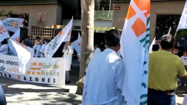Varios médicos protestan en la tercera jornada de huelga convocada en la Sanidad valenciana.