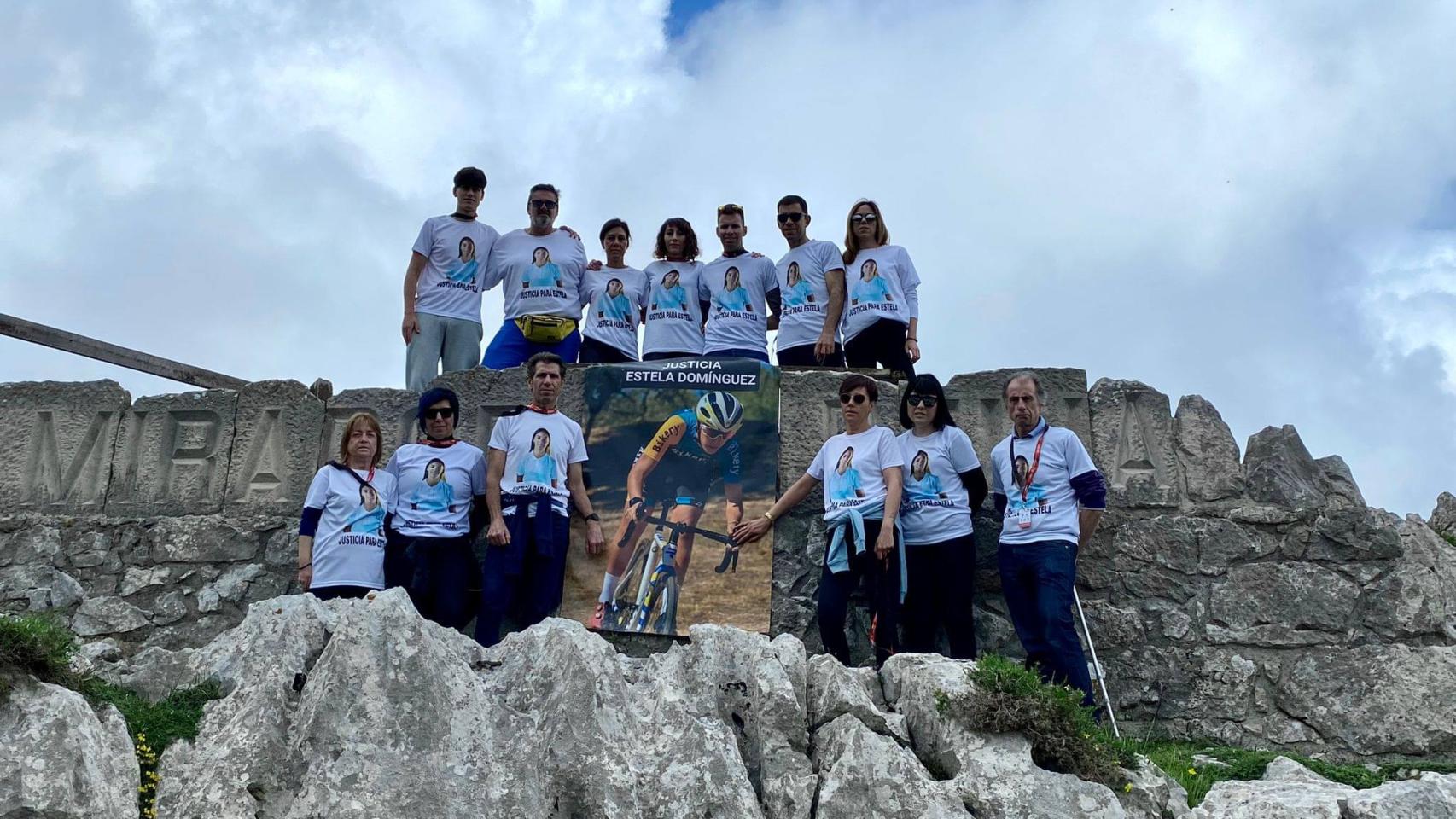 Familia y amigos de Estela Domínguez en los lagos de Covadonga