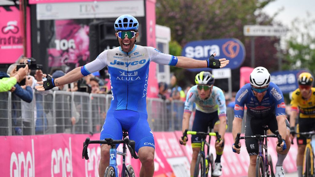 Michael Matthews celebra su victoria en la tercera etapa del Giro de Italia.