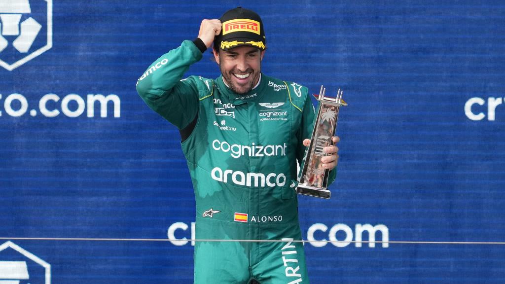 Fernando Alonso celebra su tercera posición en el Gran Premio de Miami.