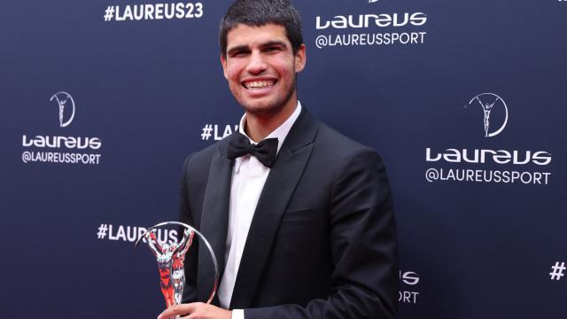 Carlos Alcaraz posa junto a su Premio Laureus.