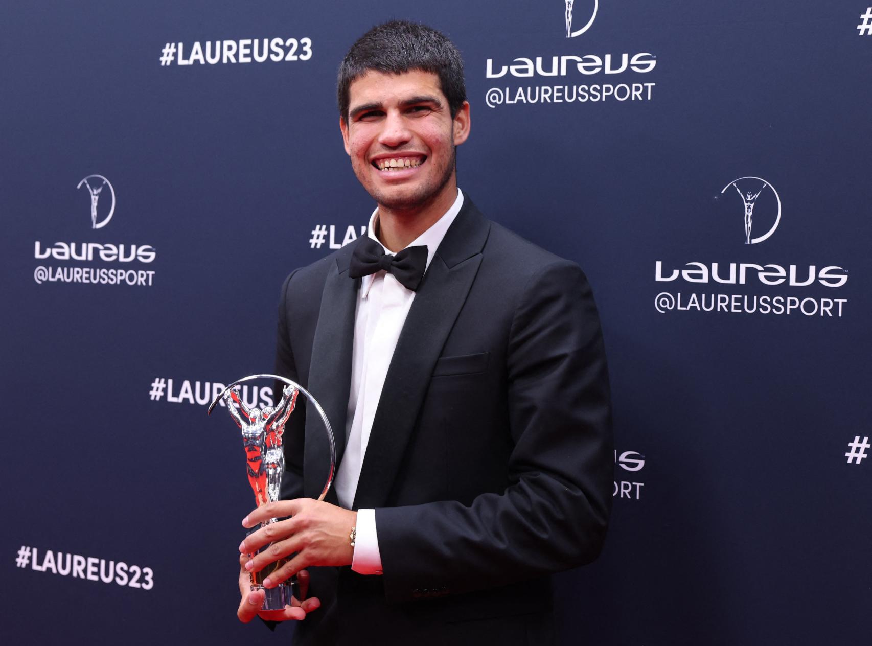Carlos Alcaraz posa junto a su Premio Laureus