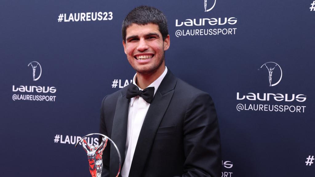 Carlos Alcaraz posa junto a su Premio Laureus.