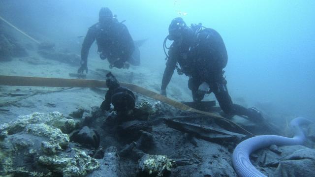Trabajos de excavación arqueológica del galeón hundido hallado en aguas de Pasaia. Foto: Ander Arrese / Diputación Foral de Gipuzkoa / Efe