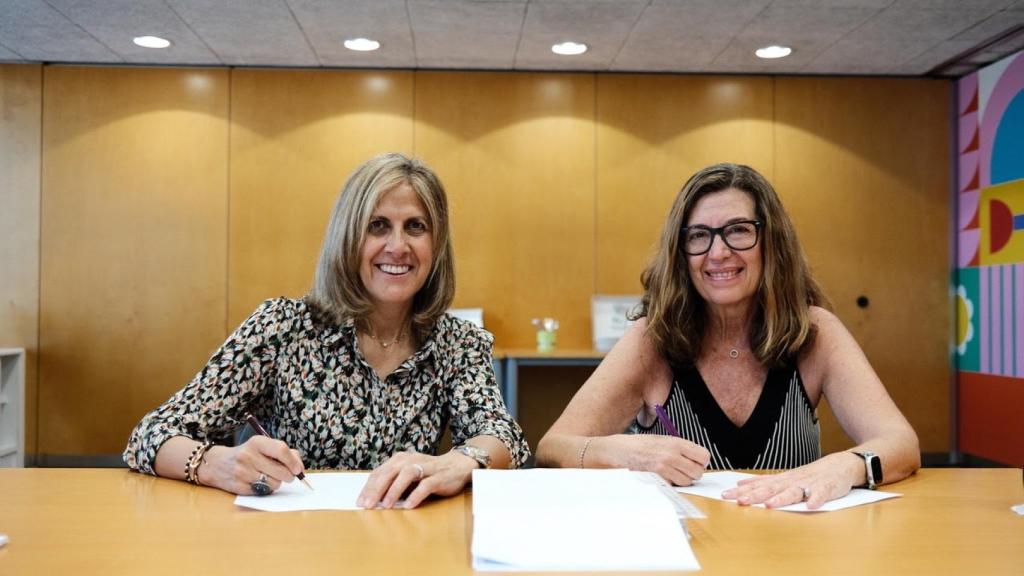 Núria Cabutí (PRHGE) y Blanca Rosa Roca (Roca Editorial) en el momento de la firma del acuerdo. Foto: Pau Sanclemente
