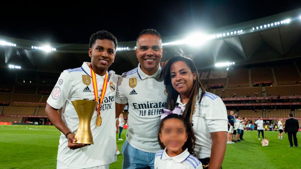 Rodrygo celebra junto a su familia la conquista de la Copa del Rey