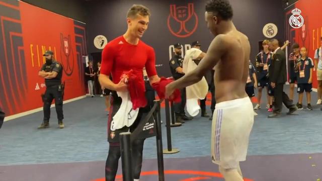 Vinicius se intercambia la camiseta con Lucas Torró tras la final de la Copa del Rey