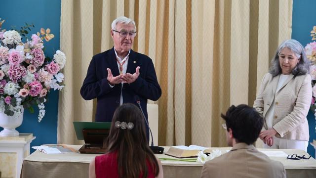 Joan Ribó, oficiando el primer 'bautizo civil' de Valencia. EE