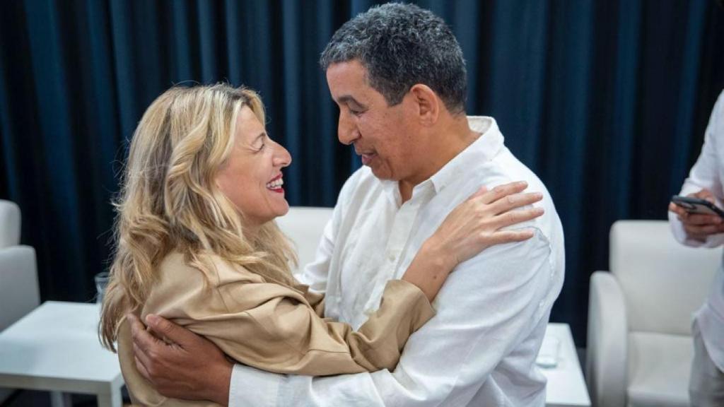 Yolanda Díaz saluda al delegado del Frente Polisario en España, Abdulah Arabi, la semana pasada en Madrid.