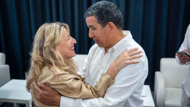 Yolanda Díaz saluda al delegado del Frente Polisario en España, Abdulah Arabi, la semana pasada en Madrid.